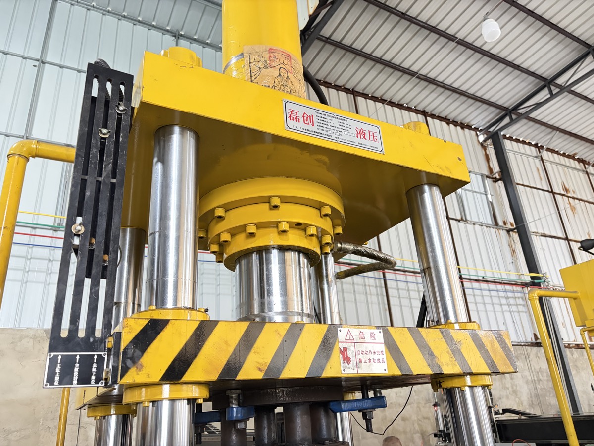 Hydraulic press, close-up